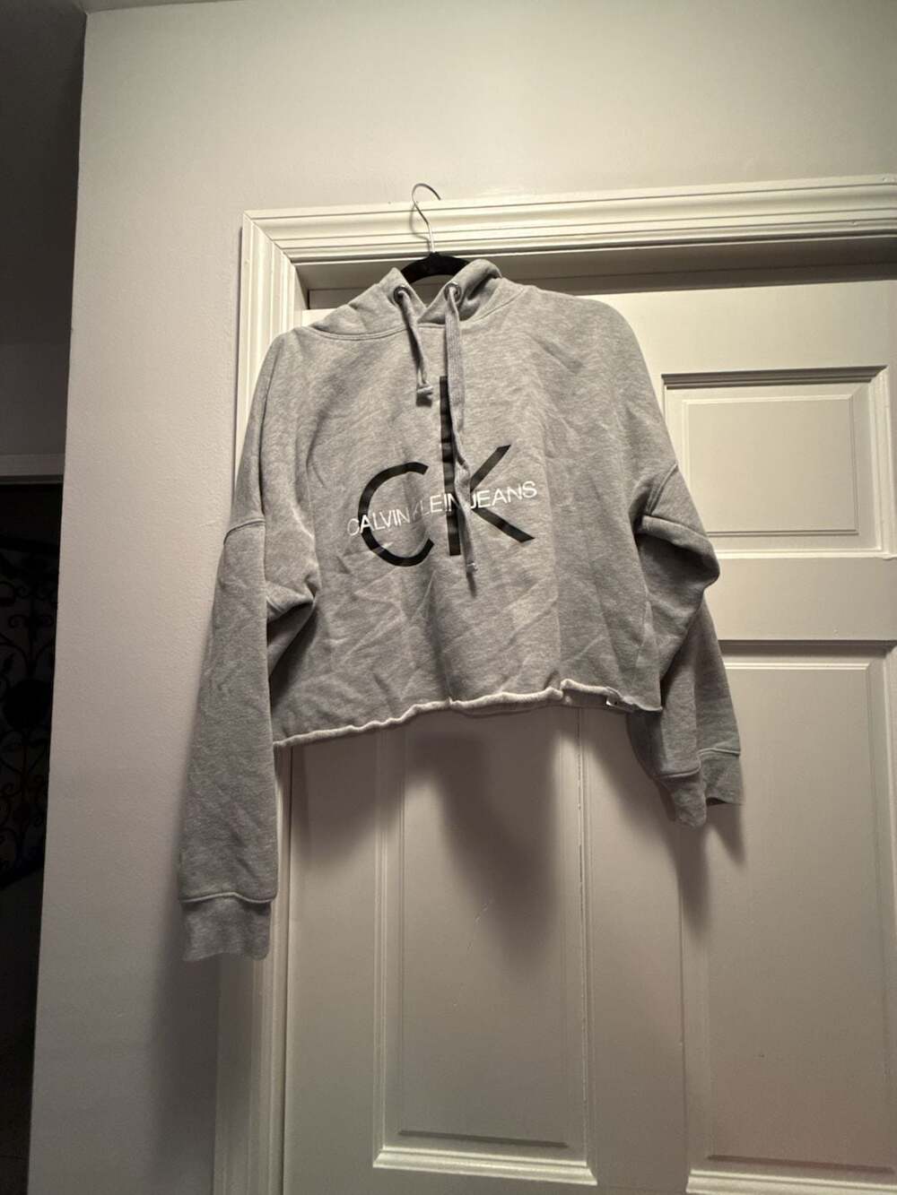 Calvin Klein Jeans Women's Grey Heather Raw-Hem Cropped Logo Hoodie